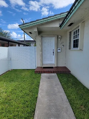 a view of back yard of the house