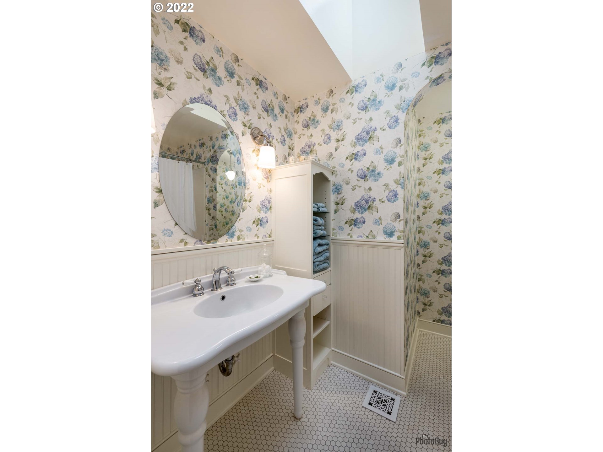 2027 Monterey Lane Eugene, OR 97401 - Photo 25 of 32 a bathroom with a sink and a mirror