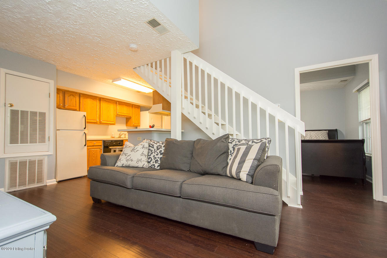 1236 Lexington Road, Unit 202 Louisville, KY 40206 - Photo 5 of 28 Living Room
