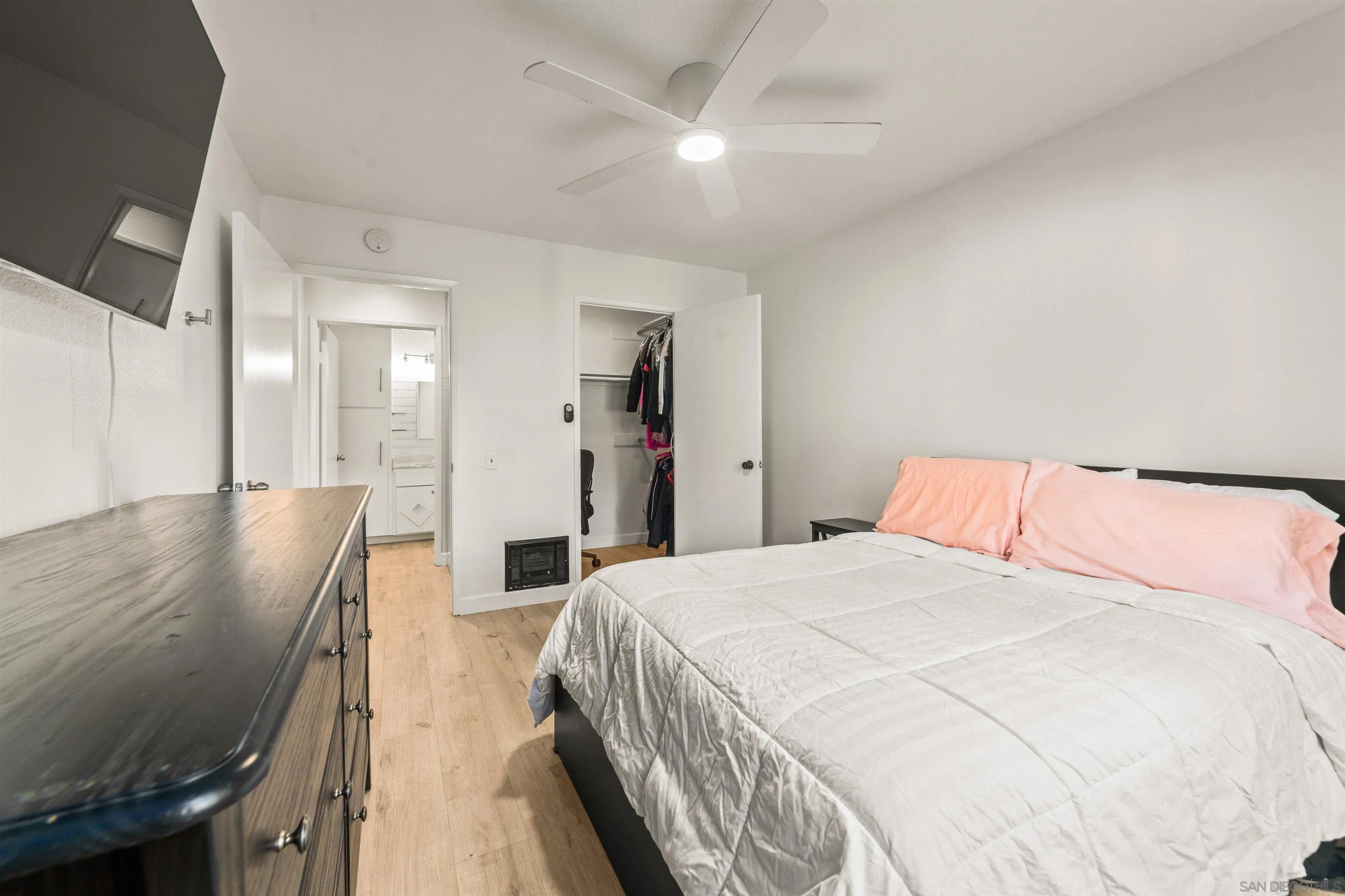 6370 Rancho Mission Road, Unit 913 San Diego, CA 92108 - Photo 11 of 30 a bed room with a bed and a large mirror