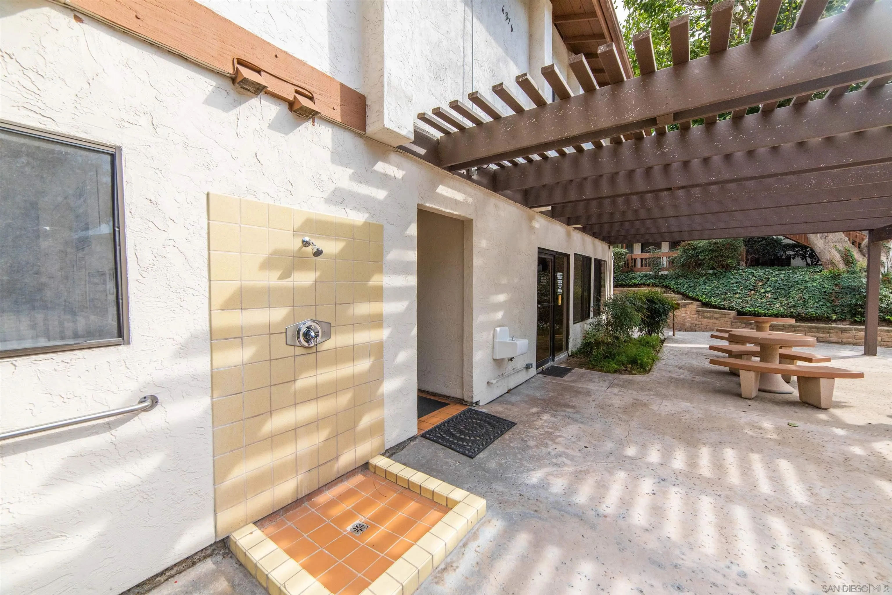 6370 Rancho Mission Road, Unit 913 San Diego, CA 92108 - Photo 25 of 30 a view of a backyard with a patio