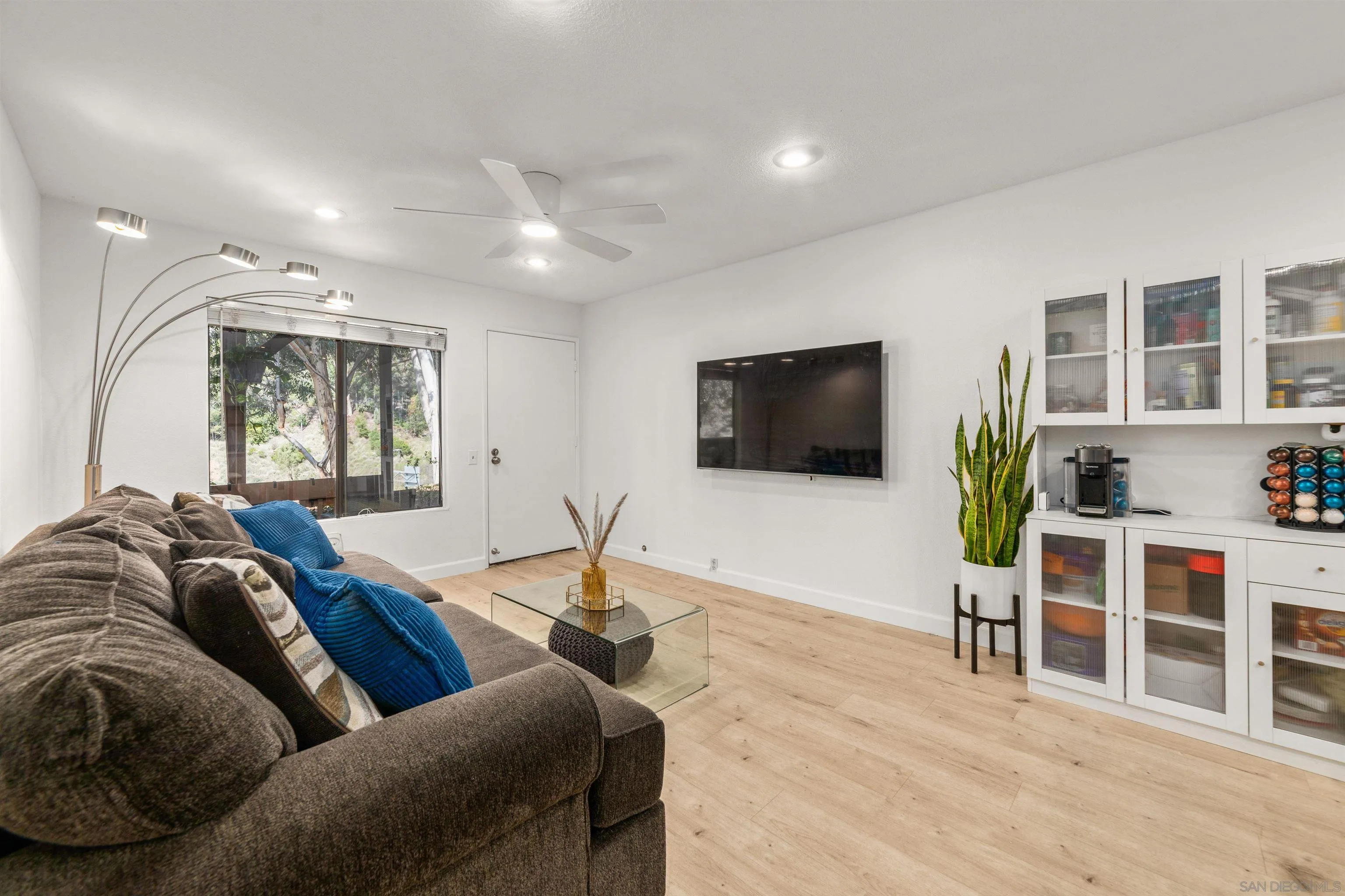 6370 Rancho Mission Road, Unit 913 San Diego, CA 92108 - Photo 3 of 30 a living room with furniture and a flat screen tv