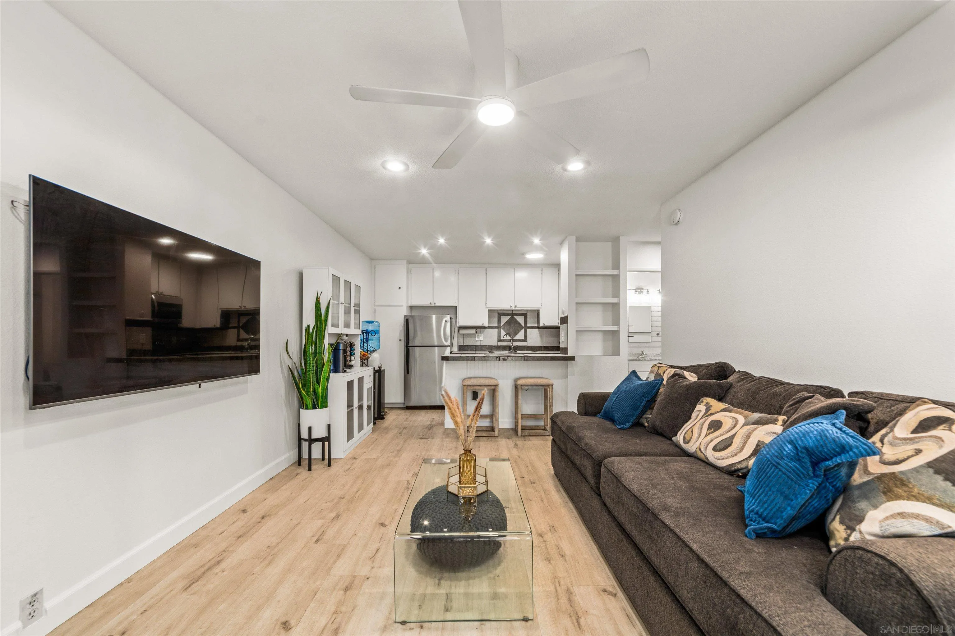 6370 Rancho Mission Road, Unit 913 San Diego, CA 92108 - Photo 4 of 30 a living room with furniture and a flat screen tv