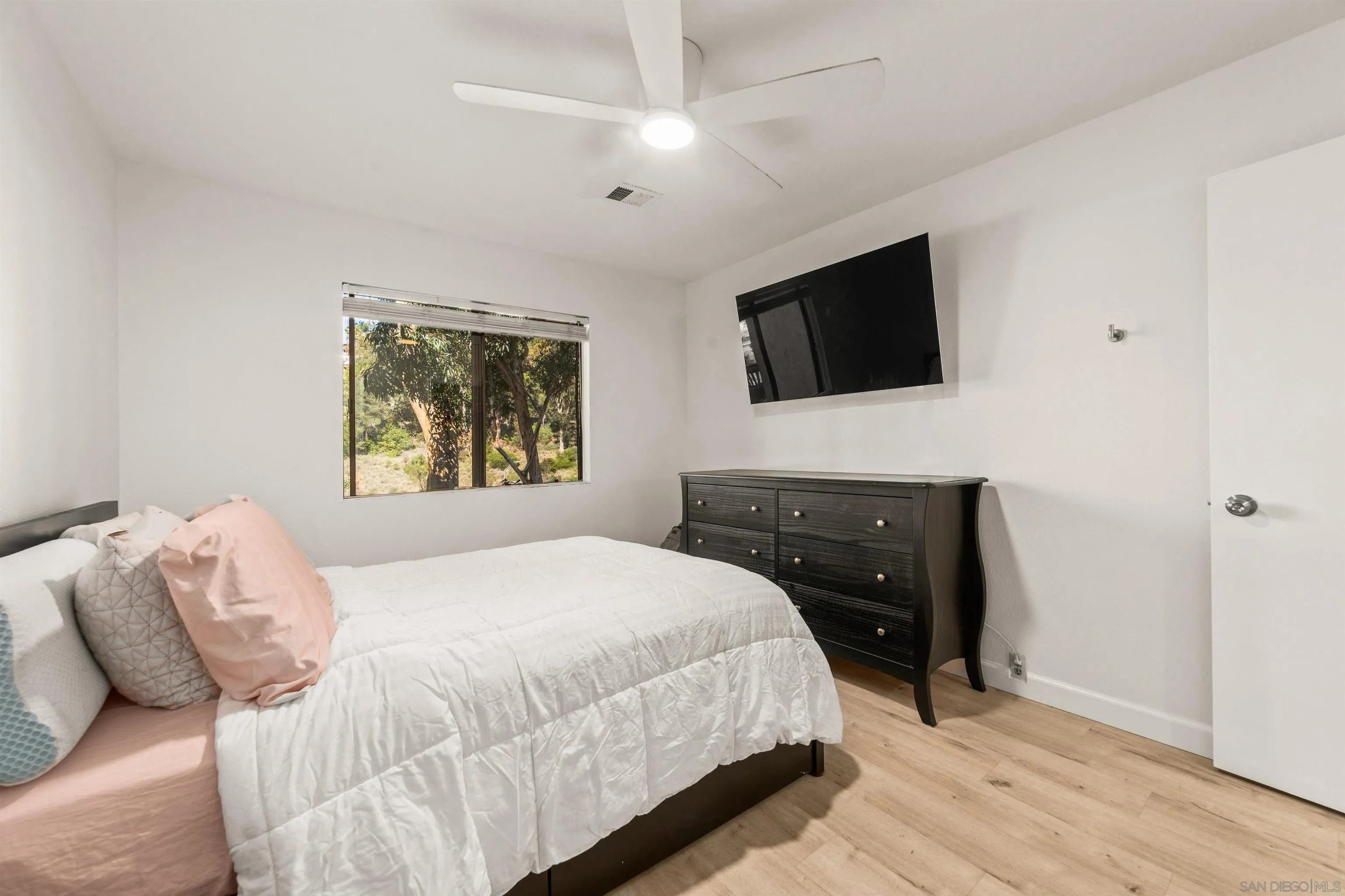 6370 Rancho Mission Road, Unit 913 San Diego, CA 92108 - Photo 10 of 30 a bedroom with a bed and a flat screen tv