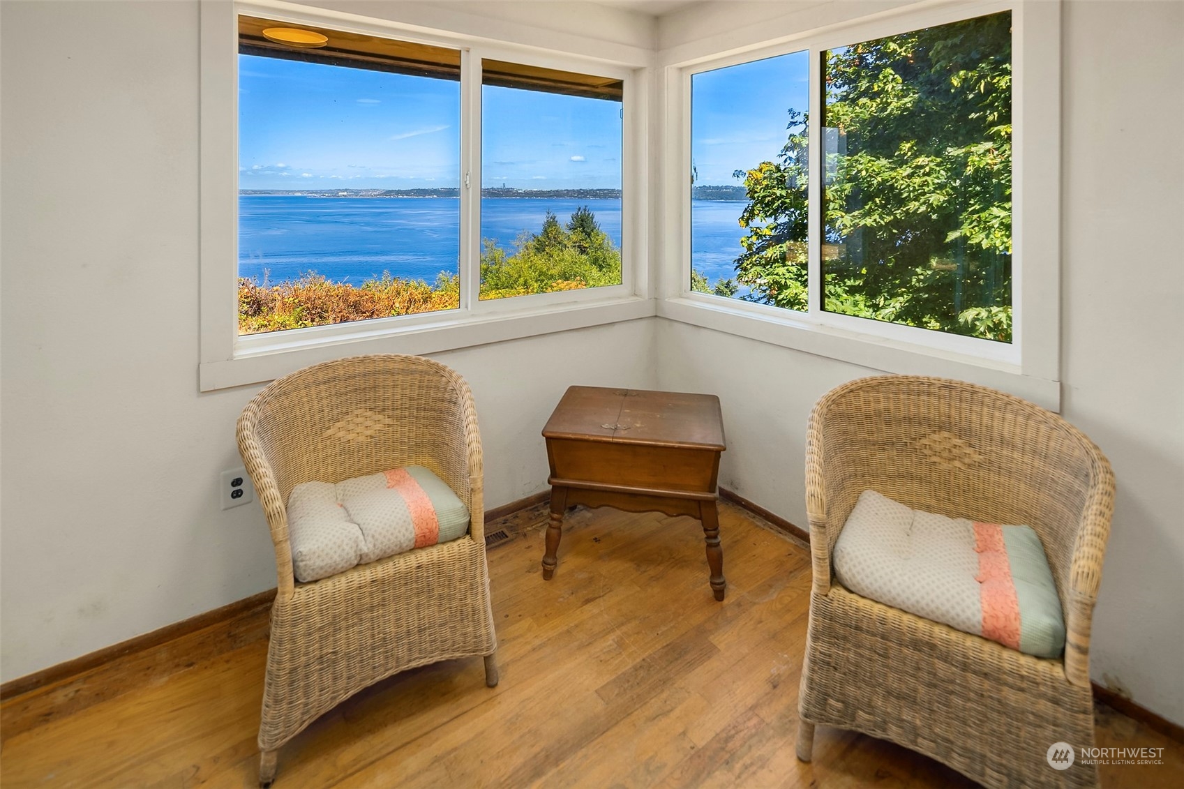 10730 Southwest Cowan Road Vashon, WA 98070 - Photo 9 of 32 Gallery Image 9