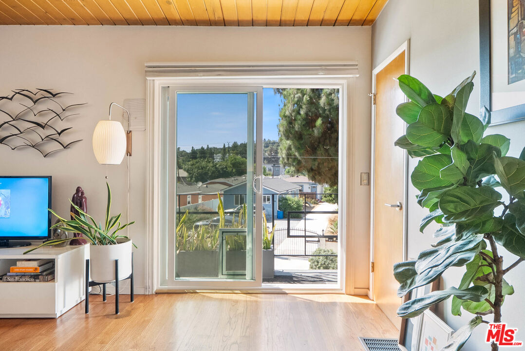 3828 Toland Way Los Angeles, CA 90065 - Photo 9 of 29