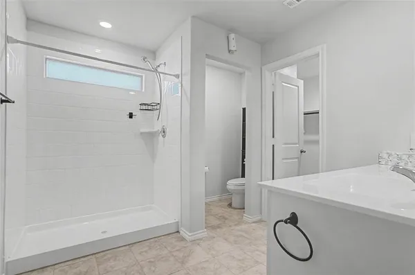 $2,300 | 724 Basteen Lane, Justin, TX 76247