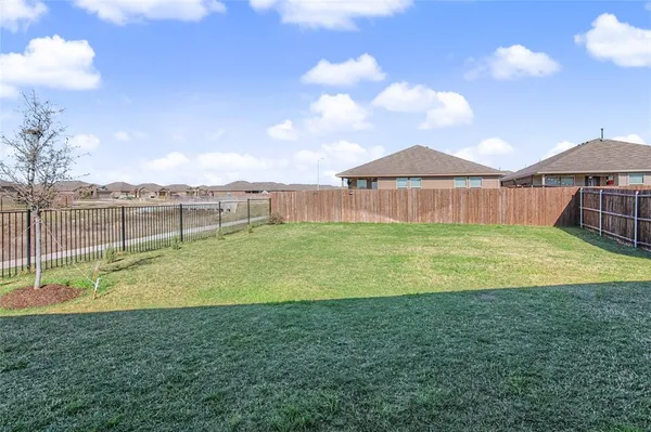 $2,300 | 724 Basteen Lane, Justin, TX 76247