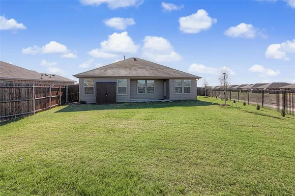 $2,300 | 724 Basteen Lane, Justin, TX 76247