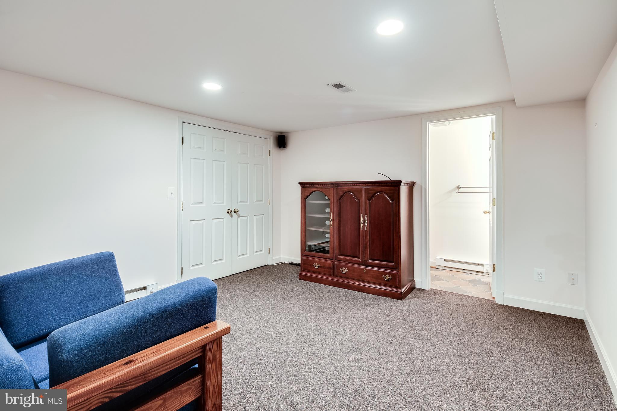 22720 Woodfield Road Gaithersburg, MD 20882 - Photo 32 of 39 Private room on lower level with bath.