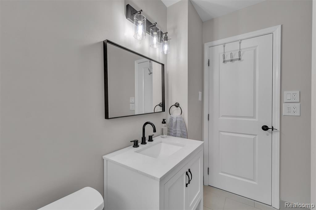 765 Vernier Road Grosse Pointe Woods, MI 48236 - Photo 23 of 49