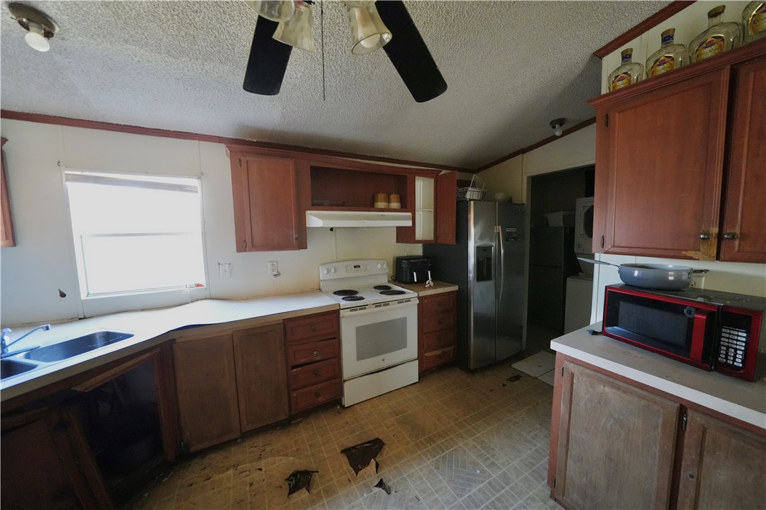 2552 Barnes Road Bryan, TX 77807 - Photo 11 of 14 View of kitchen appliances