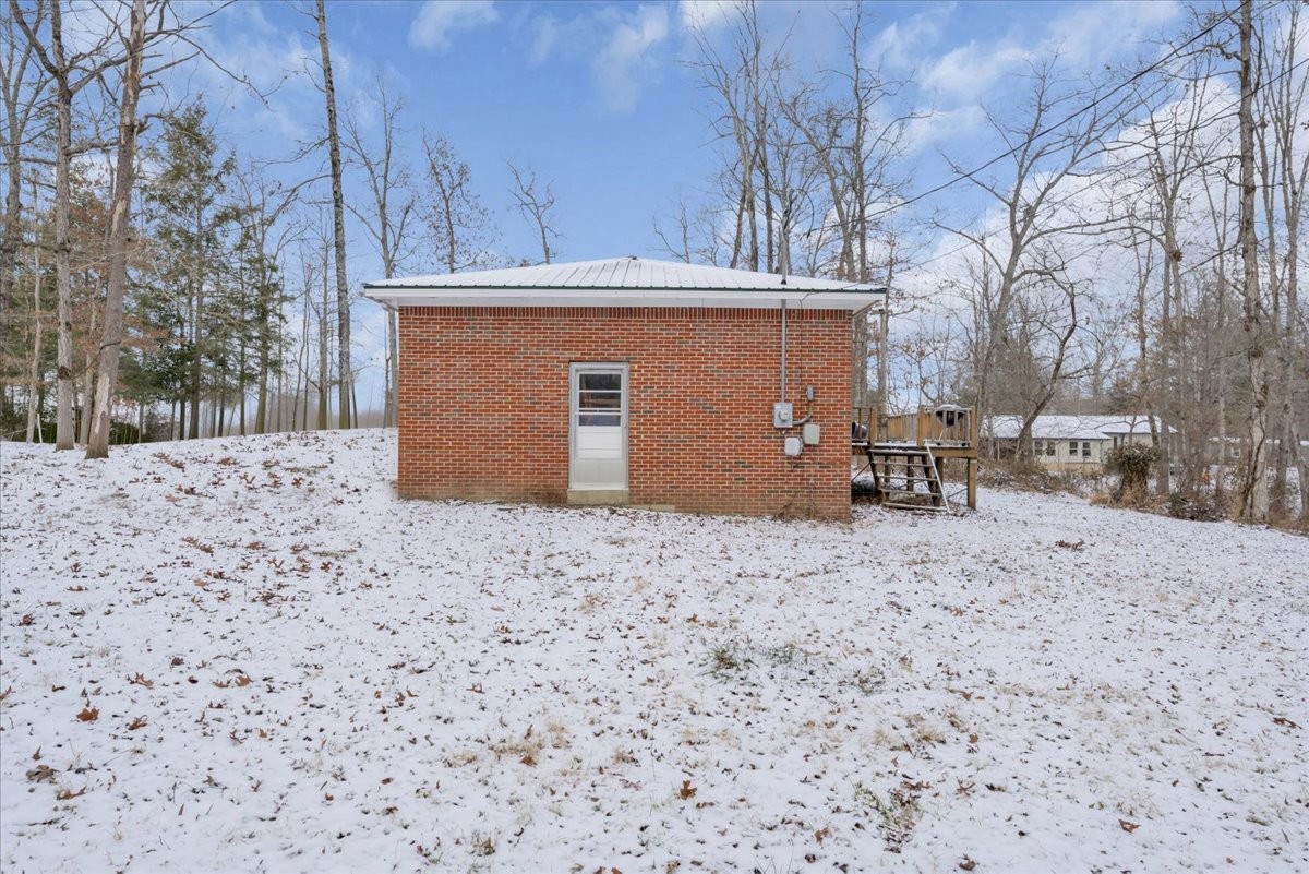 646 Main Street Altamont, TN 37301 - Photo 36 of 39 a backyard of a house with table and chairs