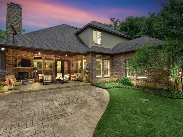 a view of a house with backyard and porch