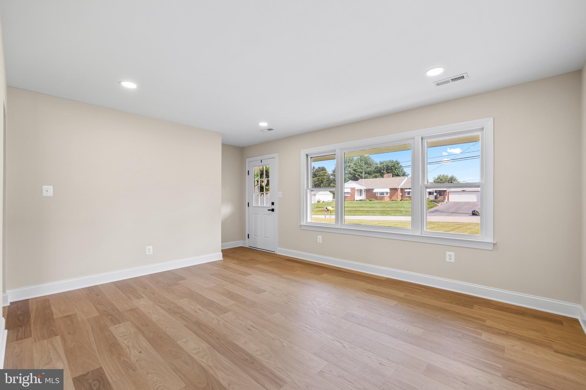 1733 Bollinger Road Westminster, MD 21157 - Photo 4 of 35