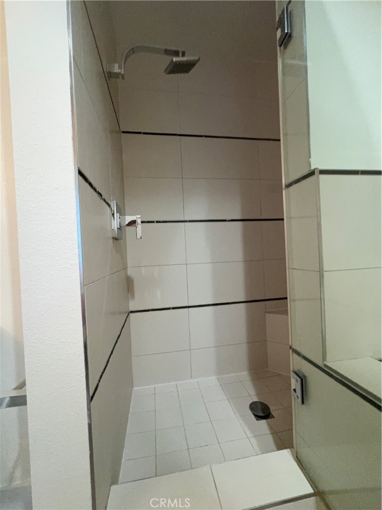 600 Ridgeley Drive Los Angeles, CA 90036 - Photo 11 of 29 a bathroom with a bathtub