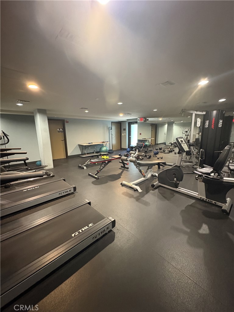 600 Ridgeley Drive Los Angeles, CA 90036 - Photo 28 of 29 a gym hall with exercise machine
