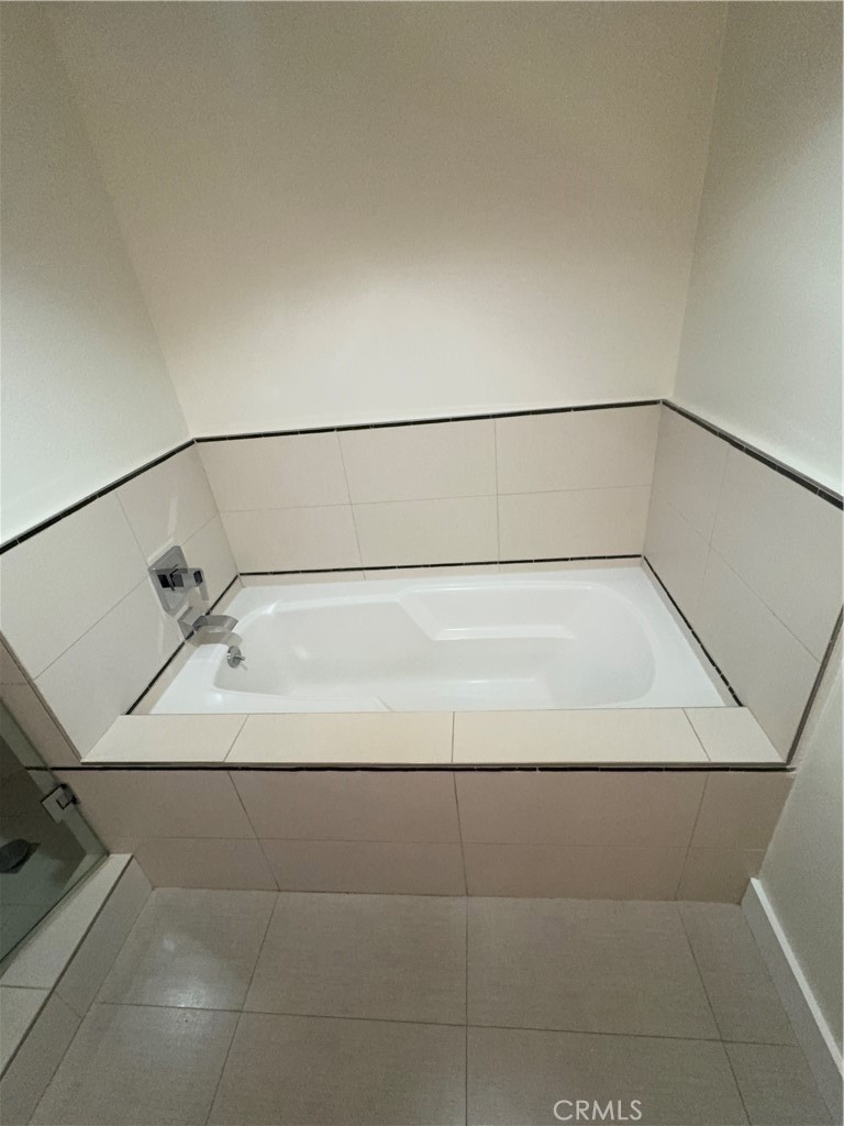 600 Ridgeley Drive Los Angeles, CA 90036 - Photo 10 of 29 a bathroom with a bathtub