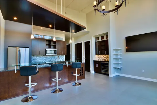 a room with lots of furniture and shower