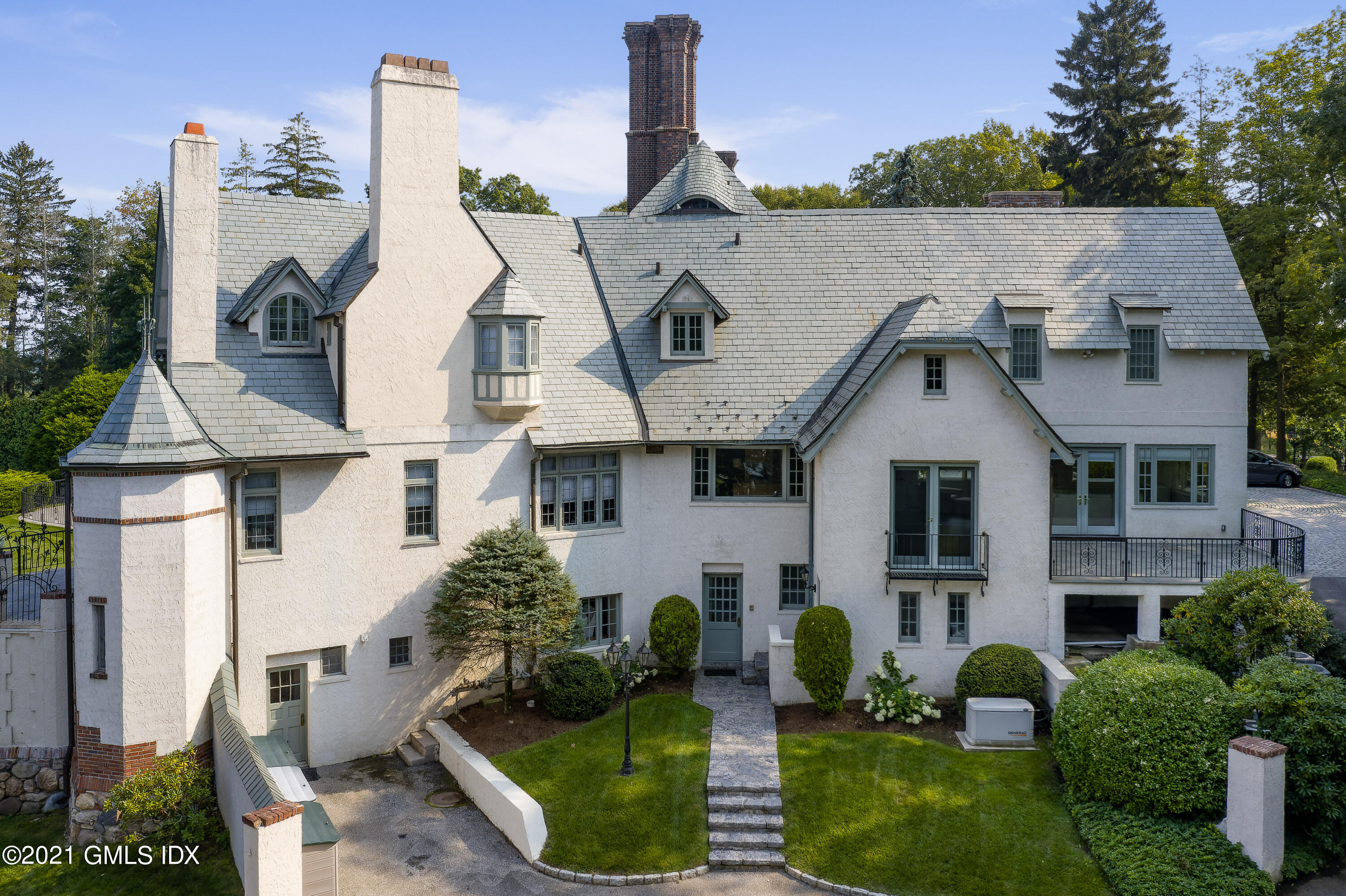 25 Doubling Road Greenwich, CT 06830 - Photo 29 of 30 a front view of a house with garden