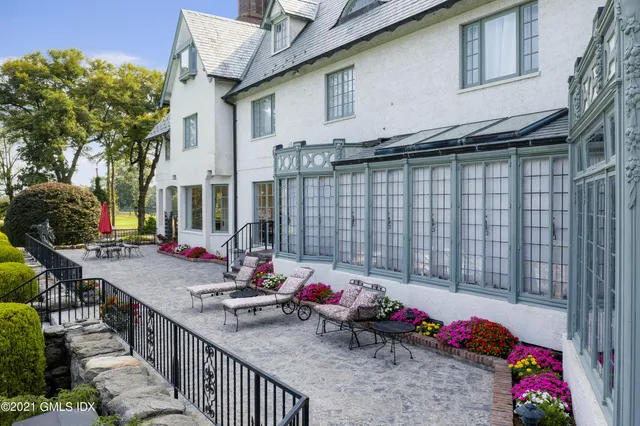 a view of a living room