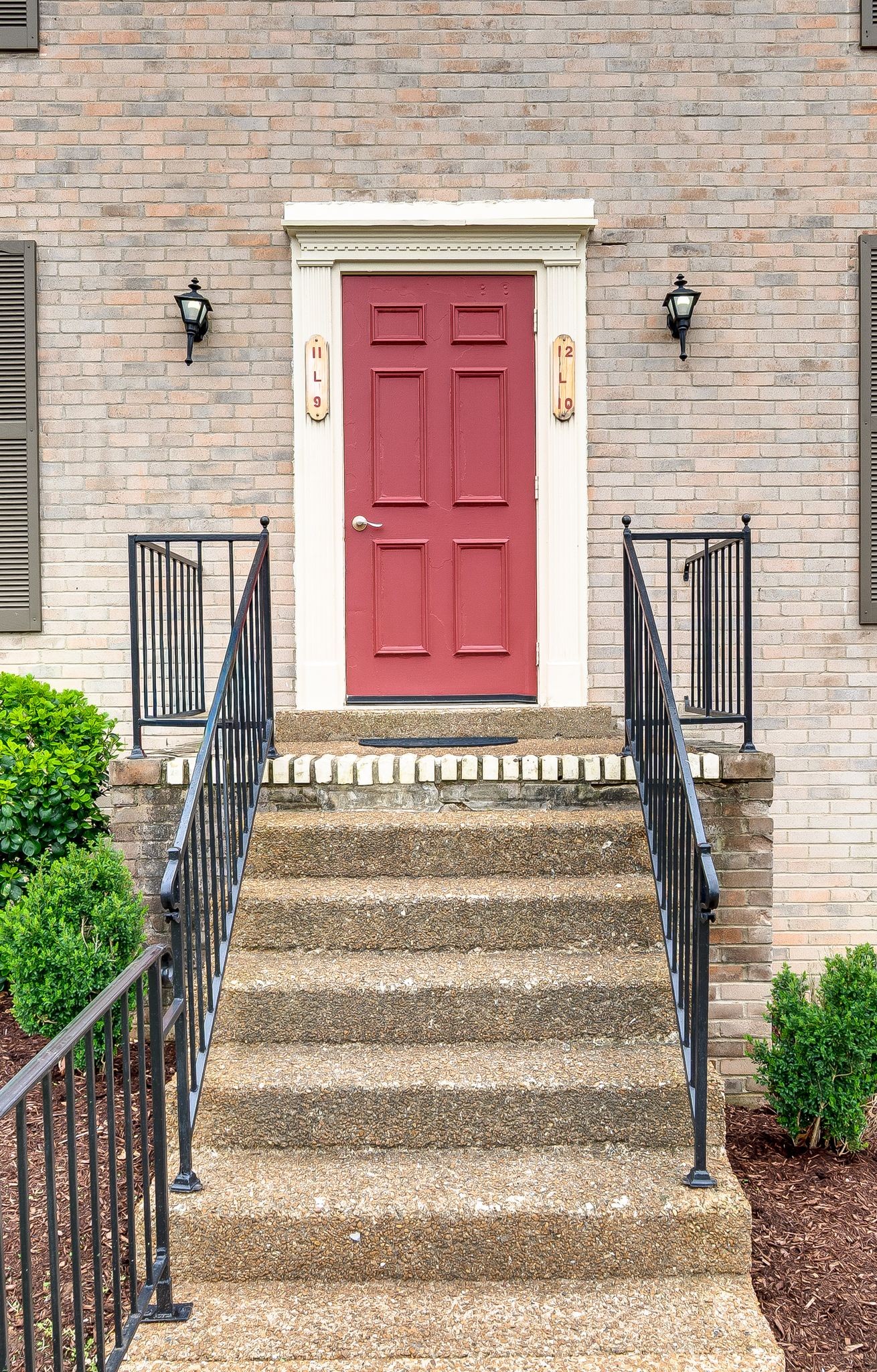 1011 Murfreesboro Road, Unit L10 Franklin, TN 37064 - Photo 5 of 47 a front view of a house with a garden and plants