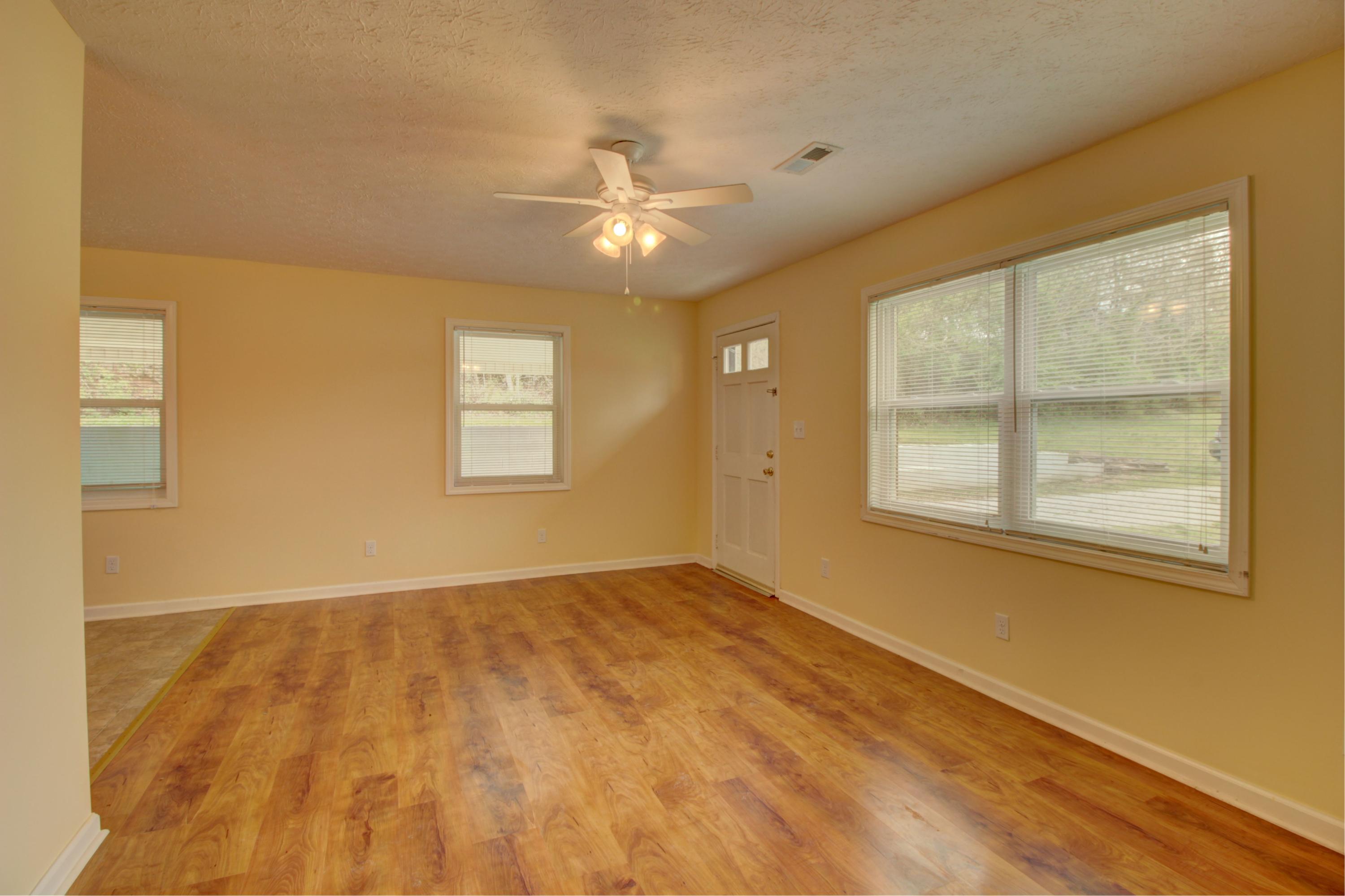 609 Laurel Bluff Road Kingston, TN 37763 - Photo 5 of 10 great room