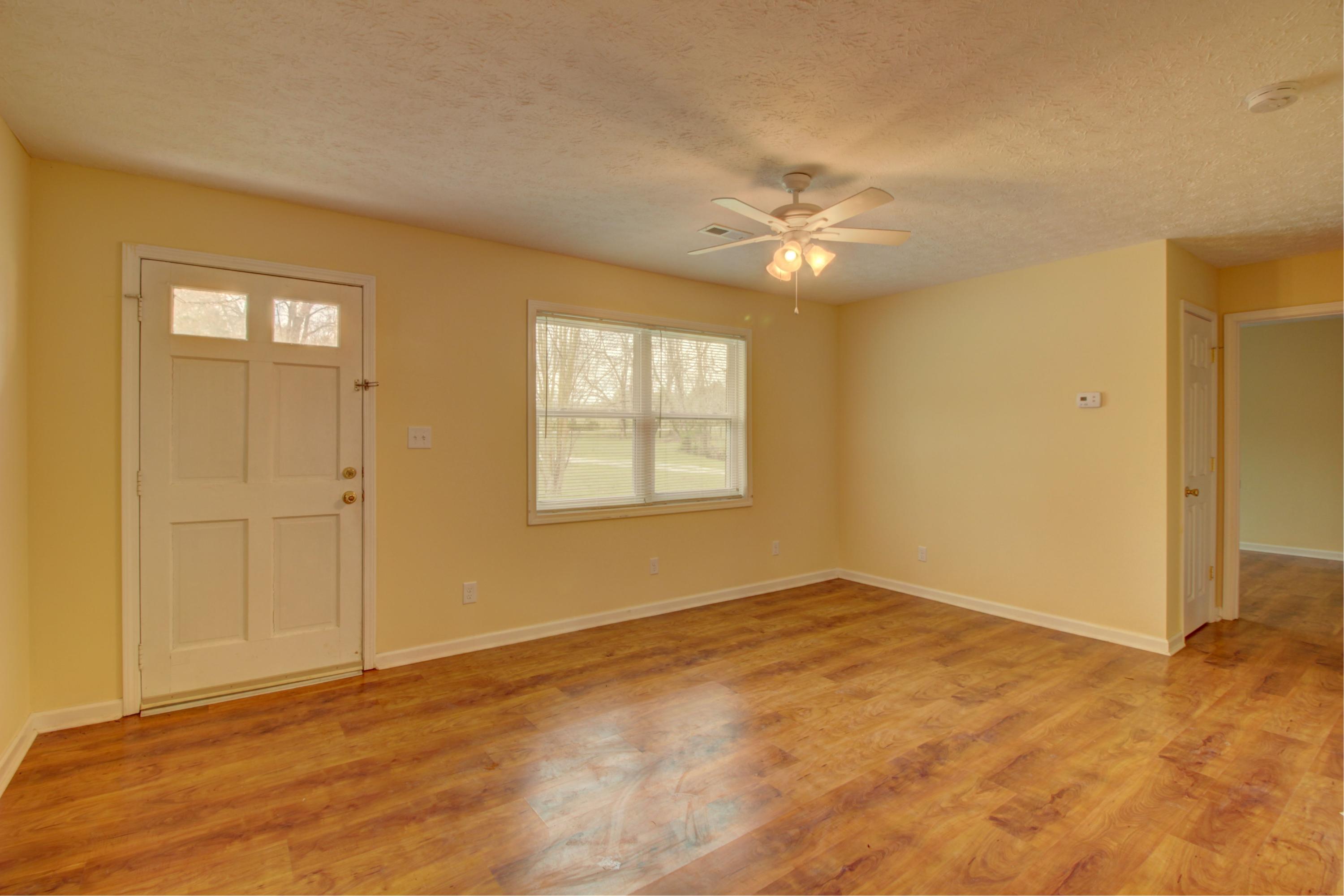 609 Laurel Bluff Road Kingston, TN 37763 - Photo 6 of 10 great room