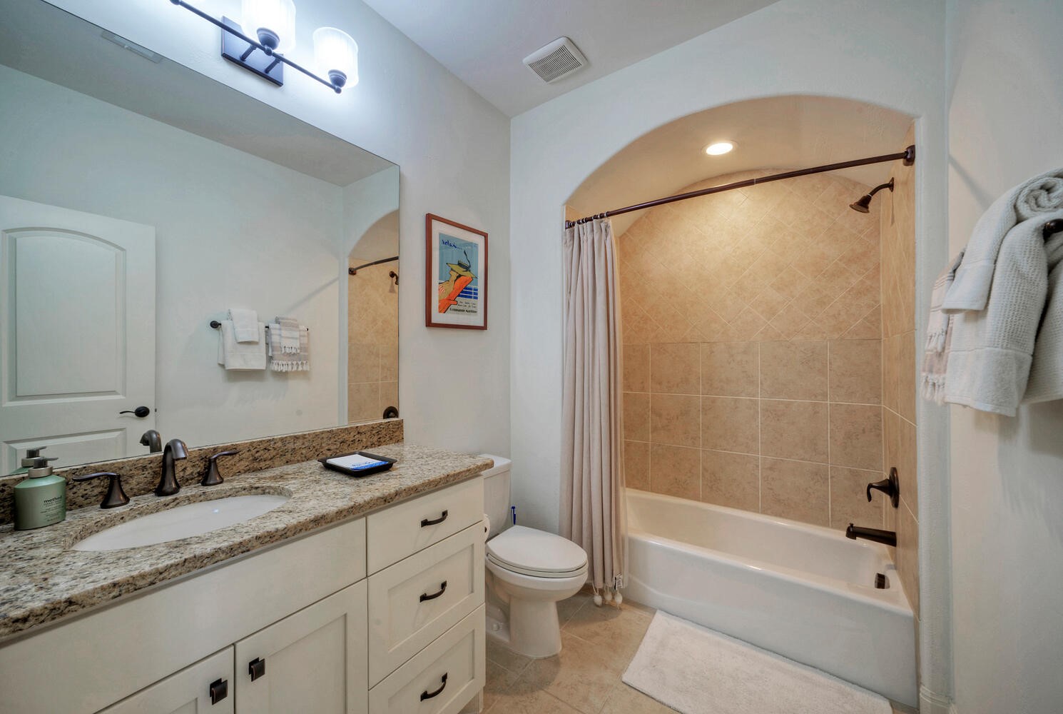 7 Parkside Road The Hills, TX 78738 - Photo 29 of 36 Upstairs 3rd bedroom suite bathroom.