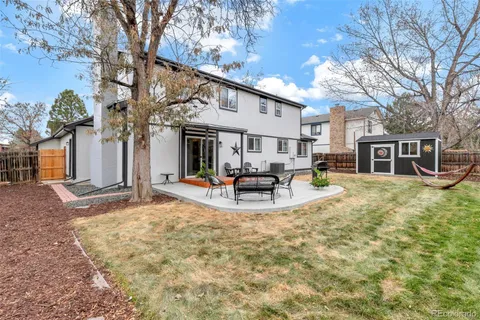 a view of a house with backyard