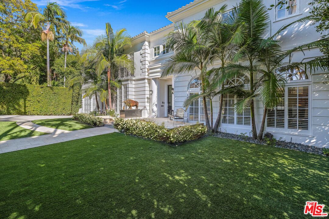 708 North Hillcrest Road Beverly Hills, CA 90210 - Photo 5 of 11 a view of a garden with a large tree