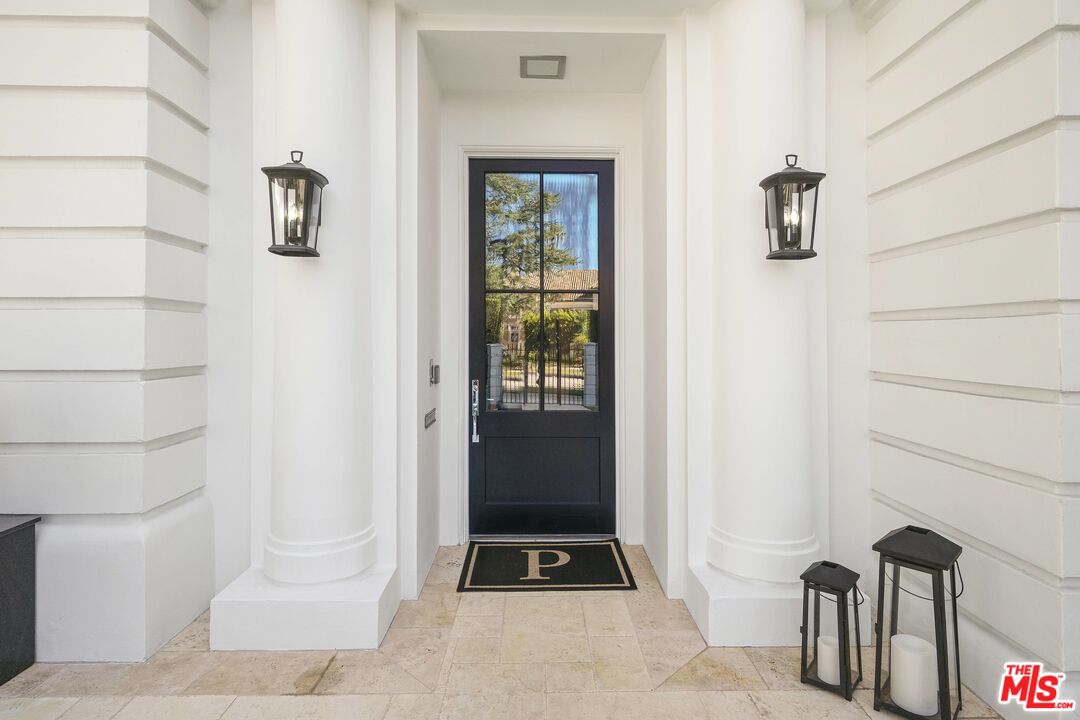 708 North Hillcrest Road Beverly Hills, CA 90210 - Photo 6 of 11 a view of an entryway