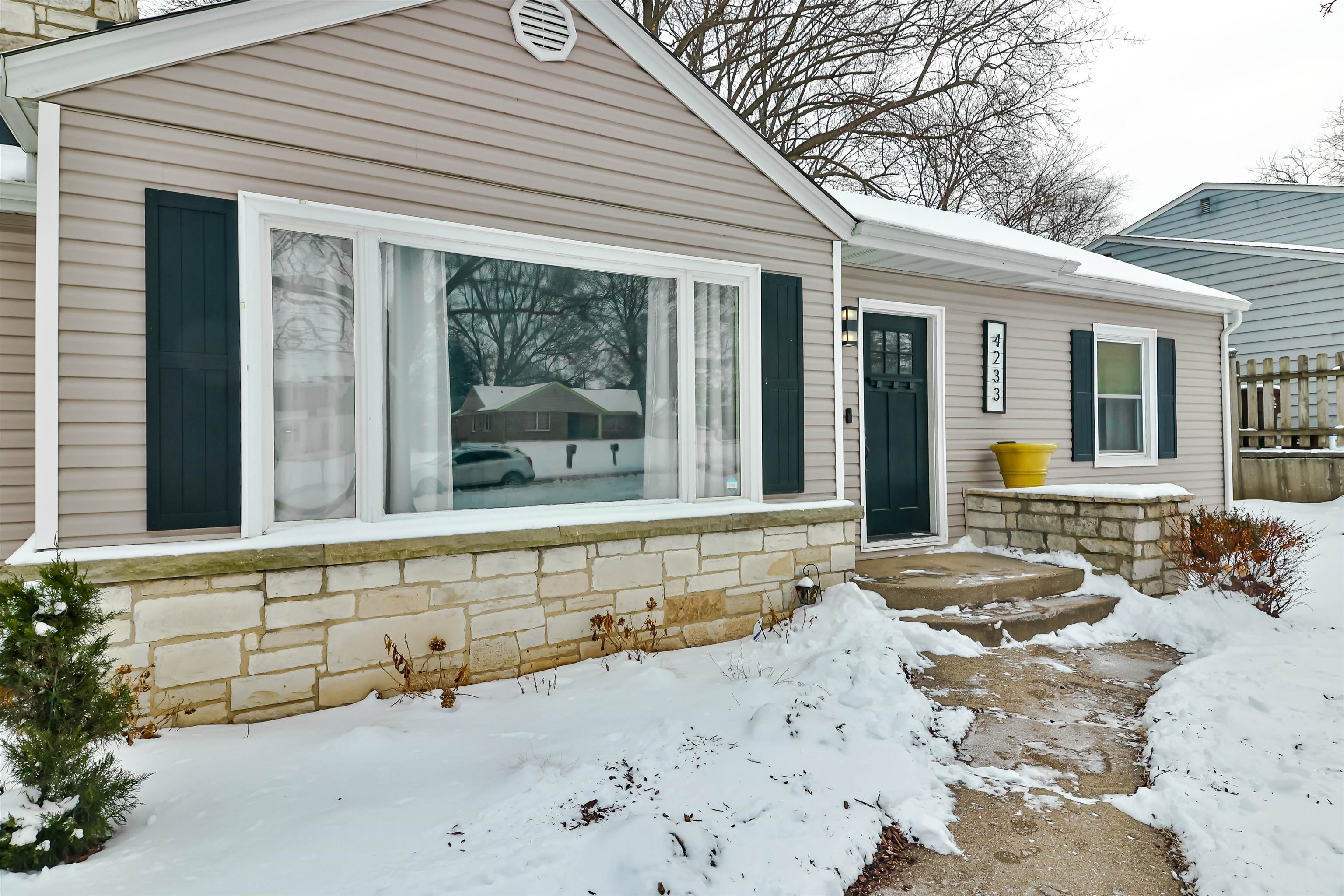 4233 Pinecrest Road Rockford, IL 61107 - Photo 2 of 30 Gallery Image 2