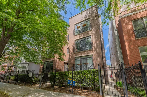 $3,900 | 1924 West Diversey Parkway, Unit 2E, Chicago, IL 60614