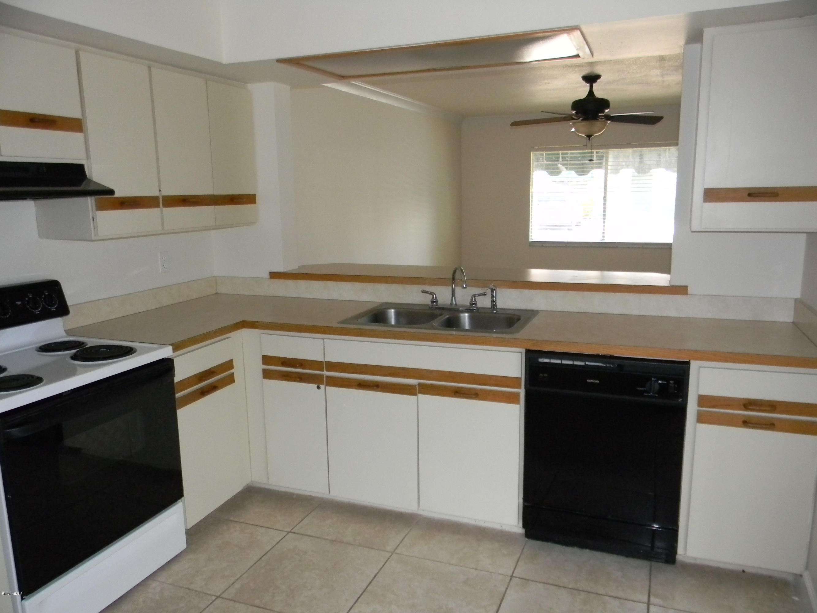 1880 Murrell Road, Unit 22 Rockledge, FL 32955 - Photo 6 of 19 Roomy kitchen