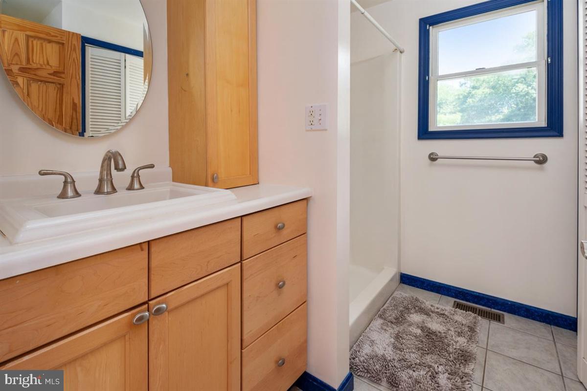 15929 Attleboro Road Silver Spring, MD 20905 - Photo 21 of 46 Full bathroom off Great Room
