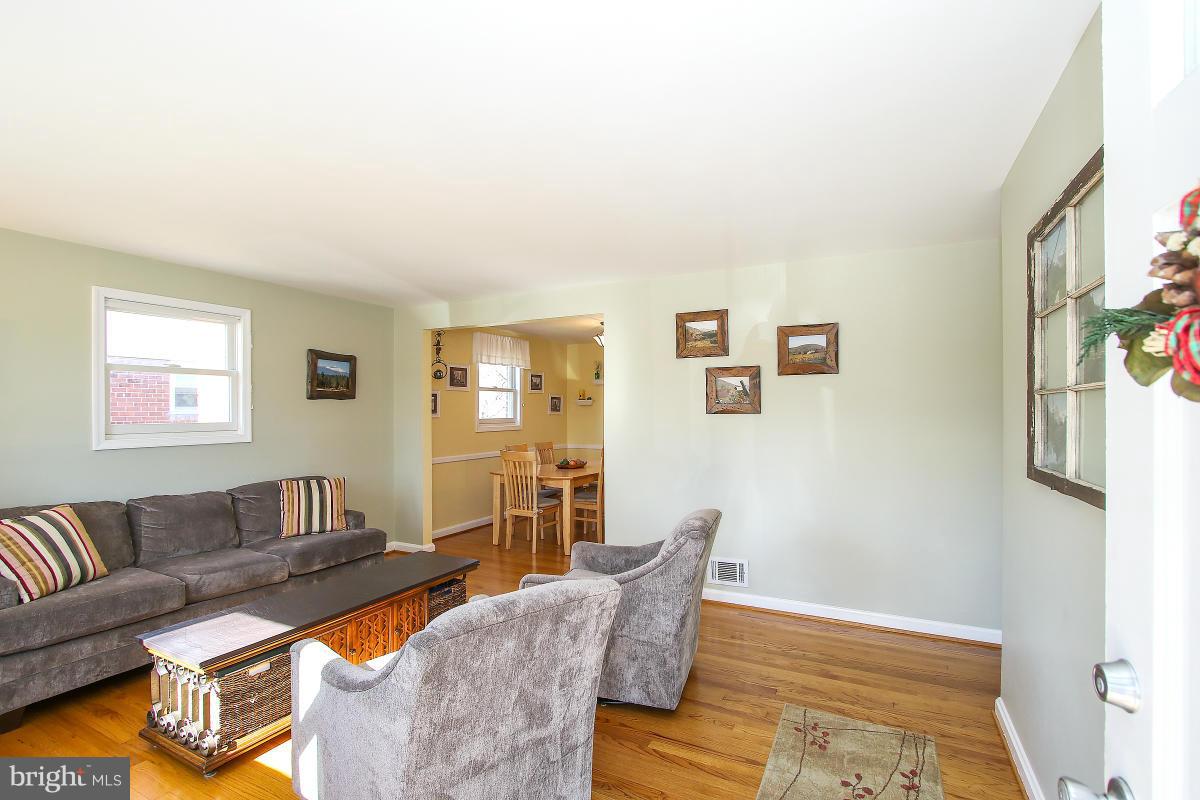 4703 Topping Road Rockville, MD 20852 - Photo 4 of 30 Living Room