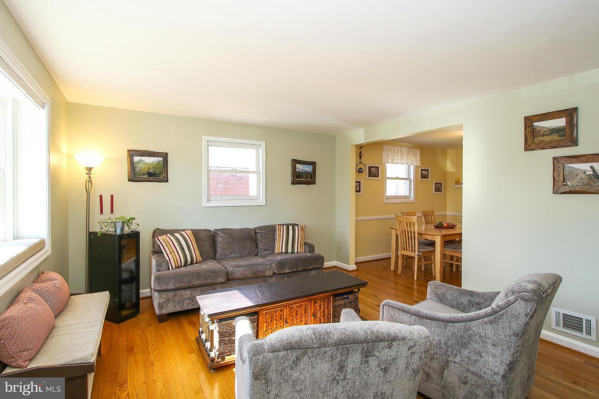 4703 Topping Road Rockville, MD 20852 - Photo 5 of 30 Living Room