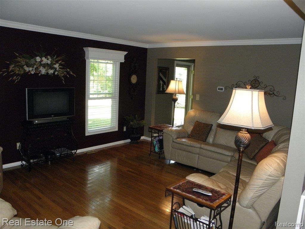 9450 Gibbs Road Clarkston, MI 48348 - Photo 4 of 11 family room