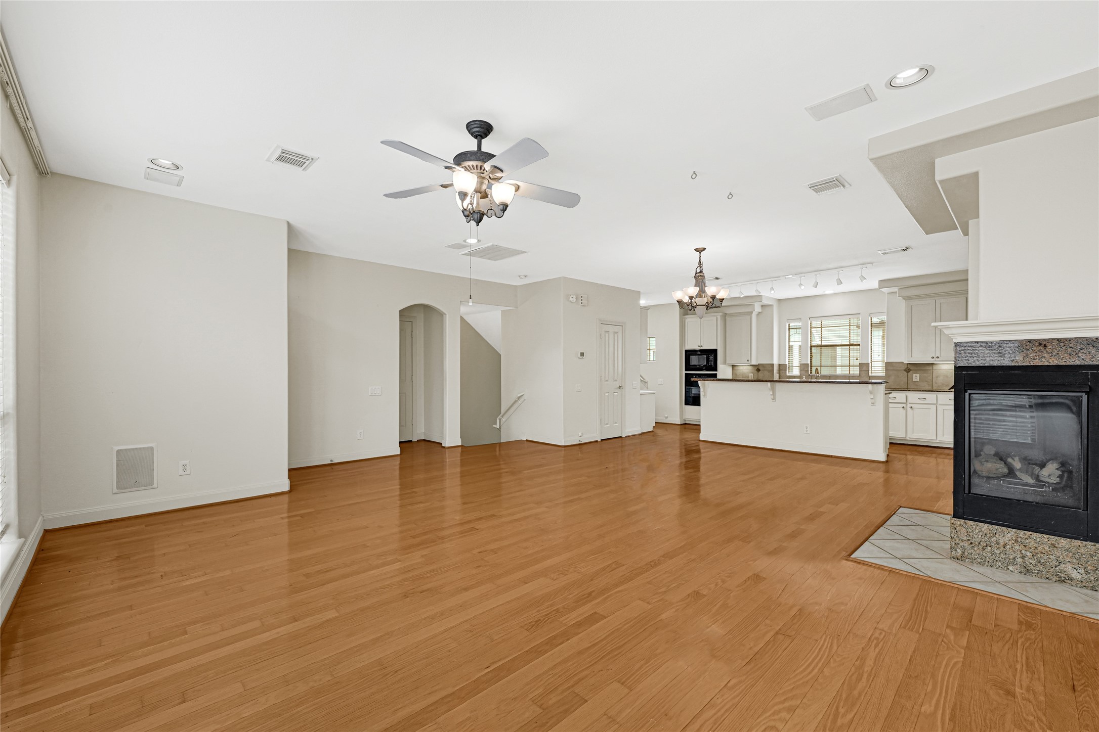 2414 Calumet Street, Unit B Houston, TX 77004 - Photo 9 of 27 a view of an empty room with kitchen and a window