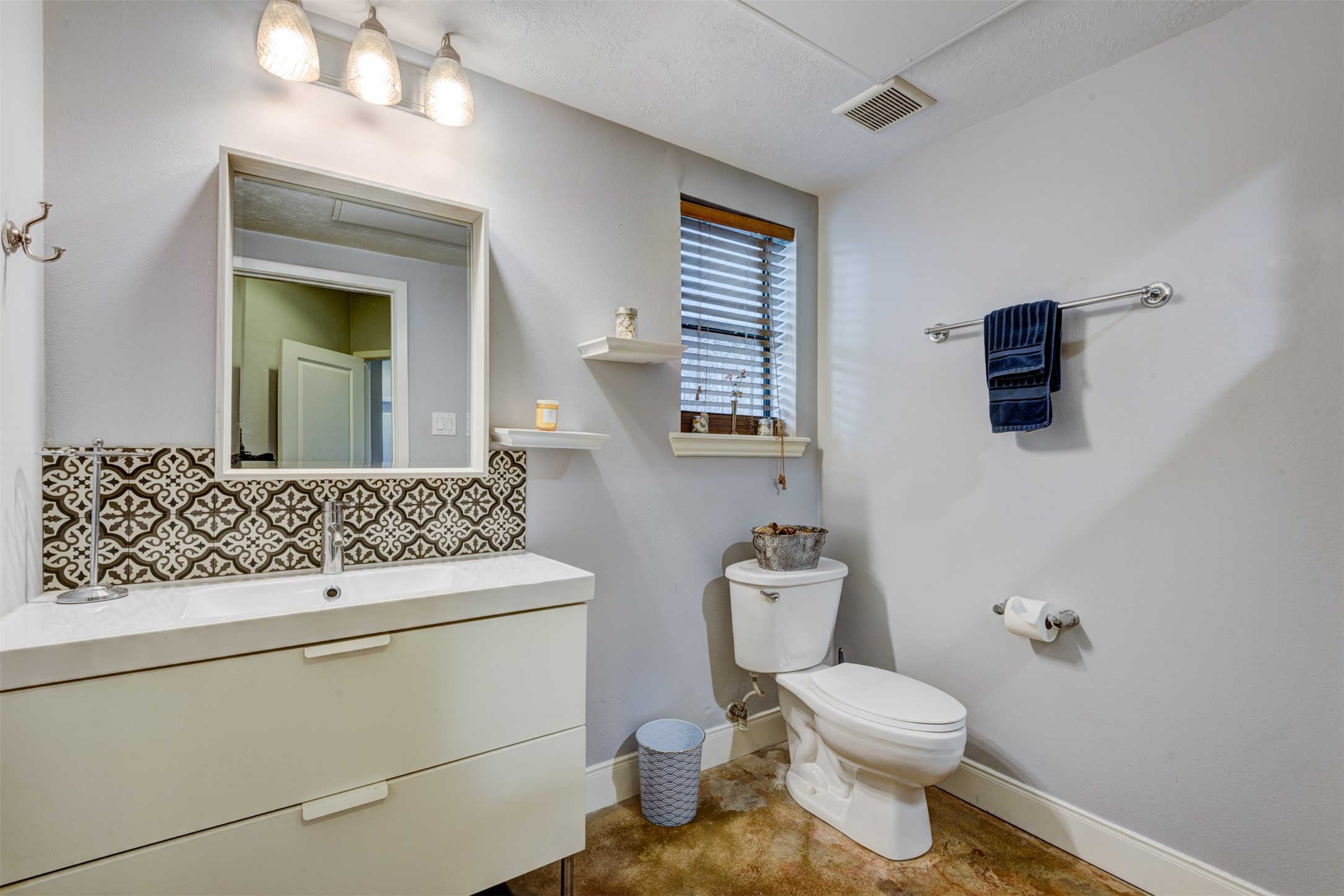 1124 West Dallas Street Houston, TX 77019 - Photo 26 of 28 a bathroom with a toilet sink and mirror