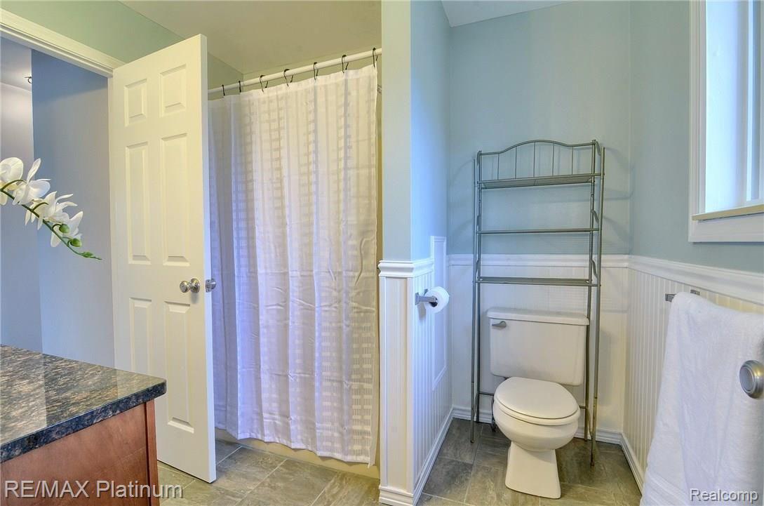 10328 Antcliff Road Fowlerville, MI 48836 - Photo 14 of 23 DUAL ENTRY BATH