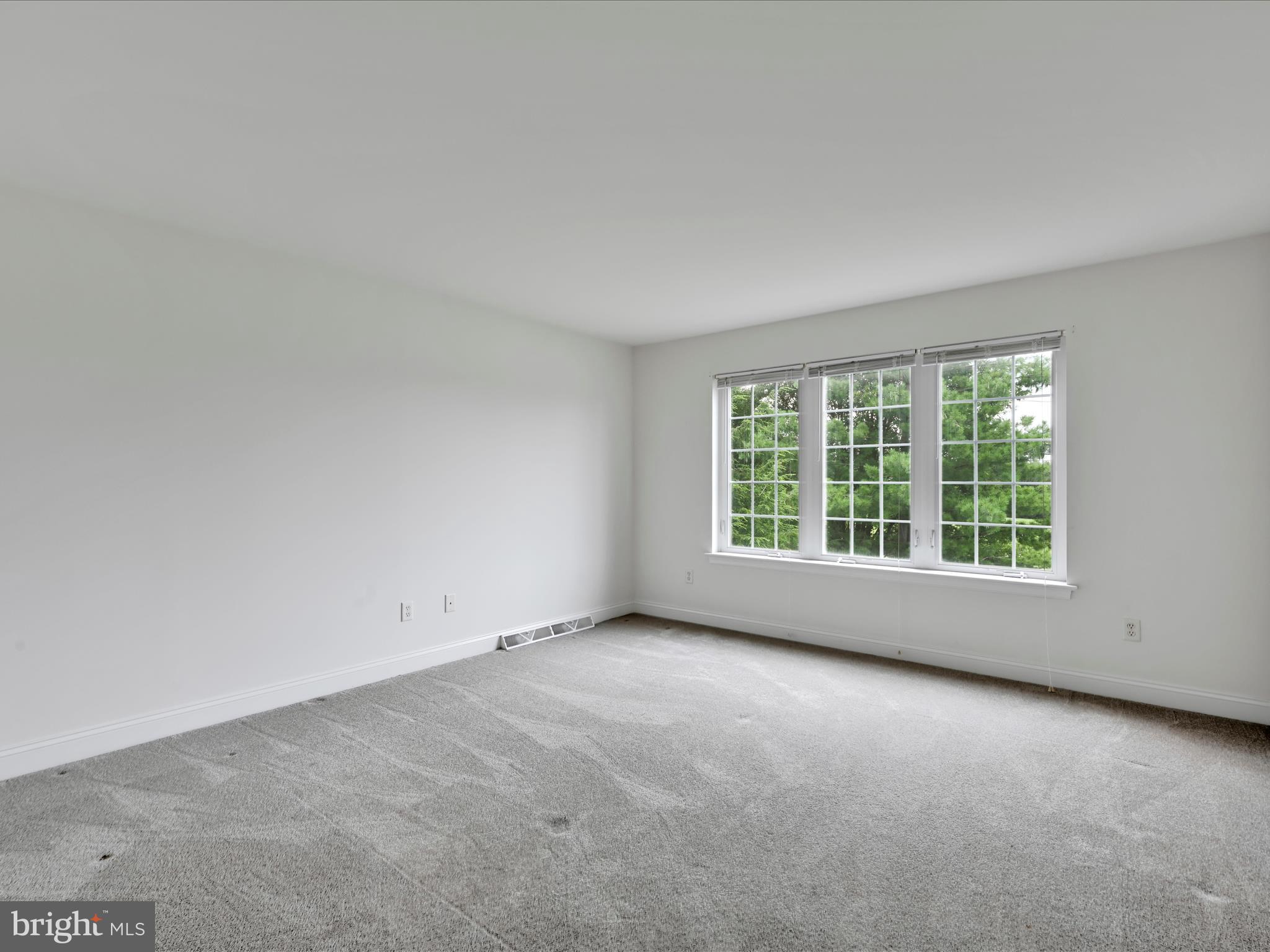 660 Woodfield Drive Lititz, PA 17543 - Photo 22 of 43 an empty room with a window