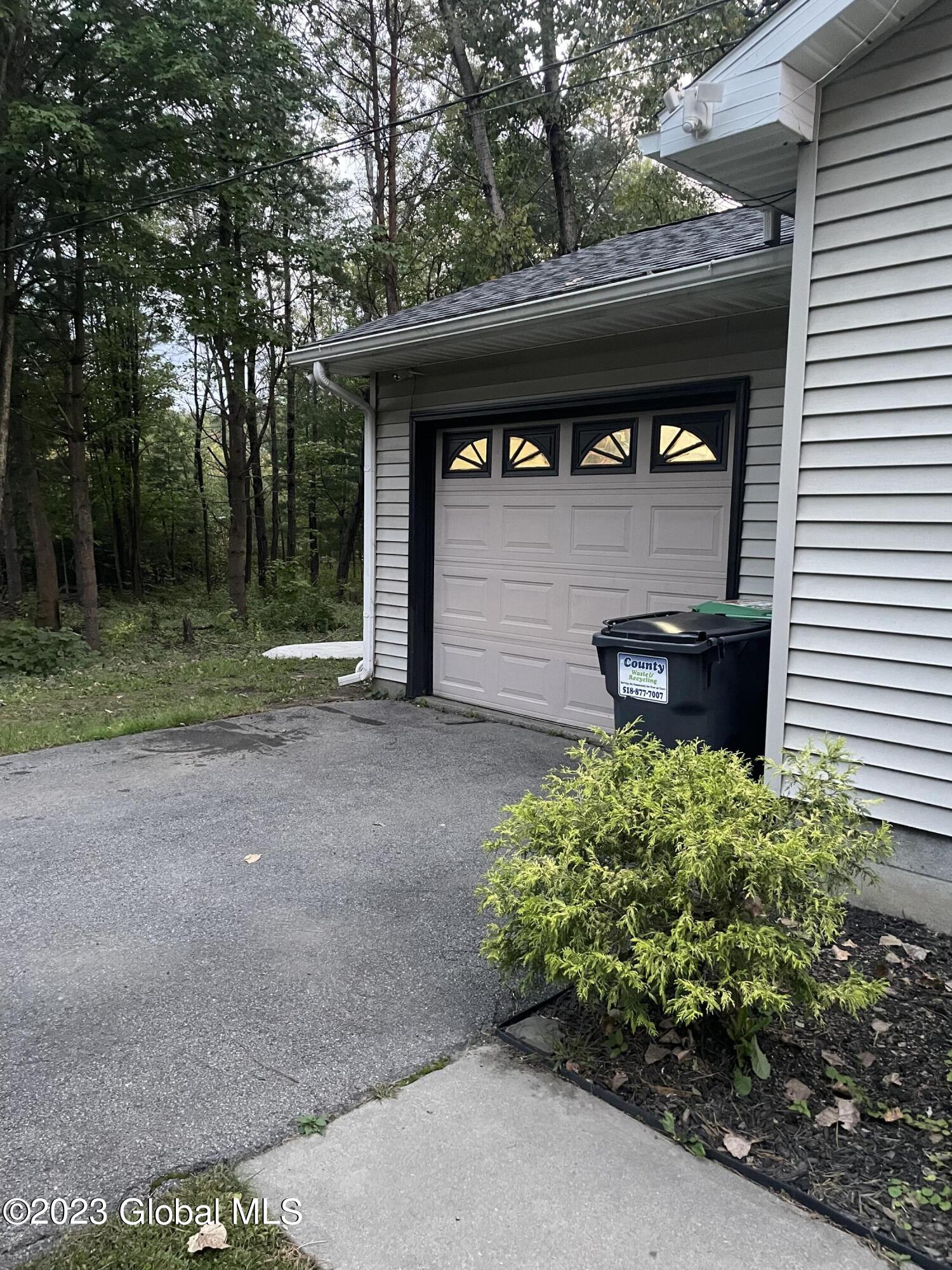 99 Snake Hill Road Schenectady, NY 12302 - Photo 3 of 26 2023-09-22 17.59.52