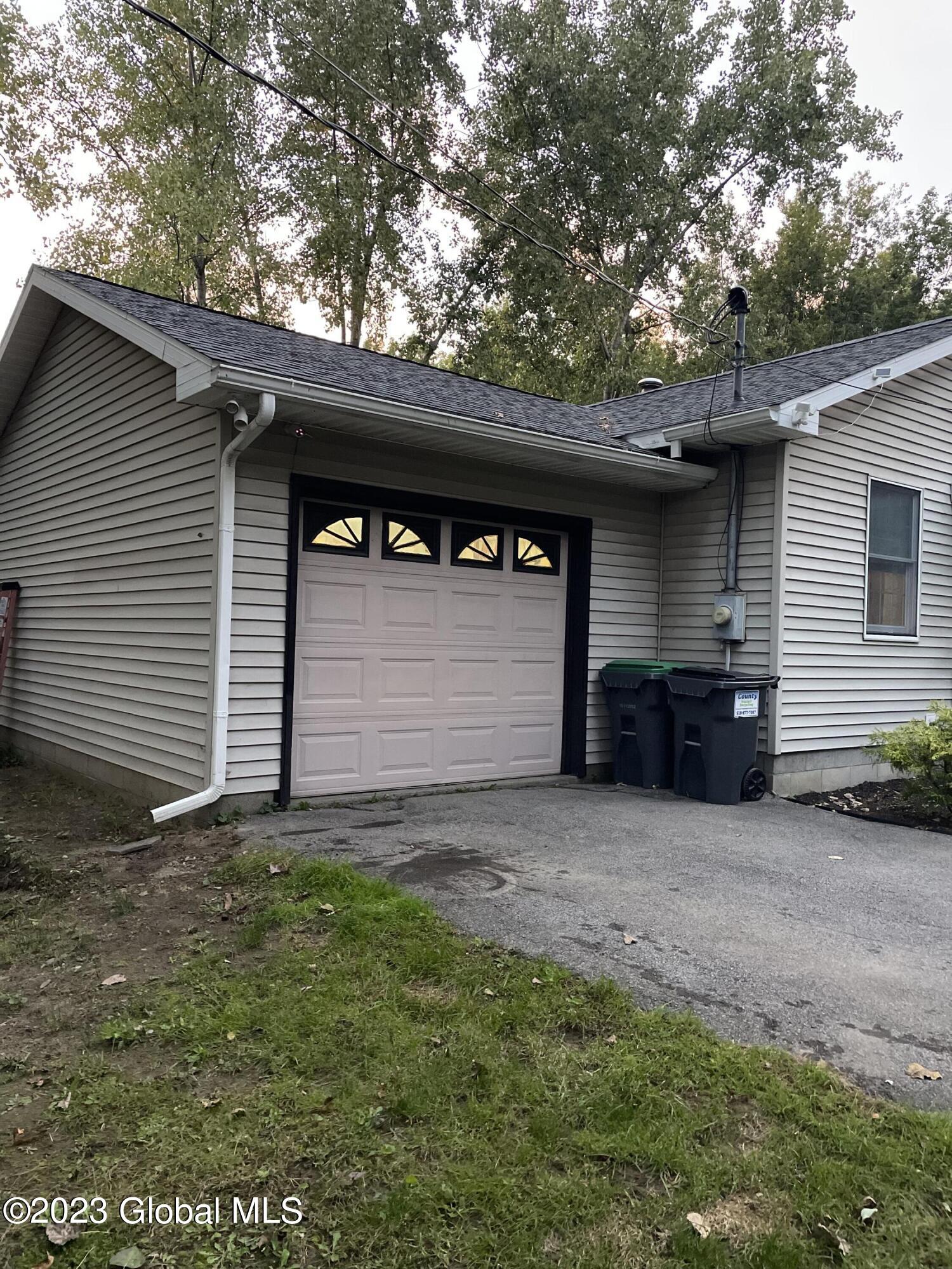 99 Snake Hill Road Schenectady, NY 12302 - Photo 4 of 26 2023-09-22 18.00.25