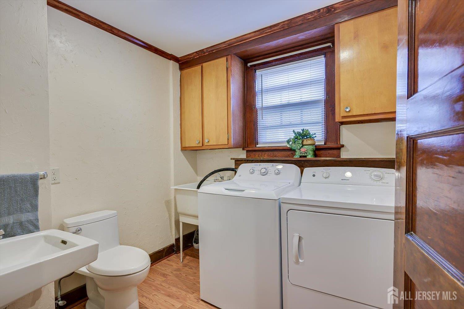 620 Dunellen Avenue Dunellen, NJ 08812 - Photo 20 of 48 a bathroom with a sink and a toilet