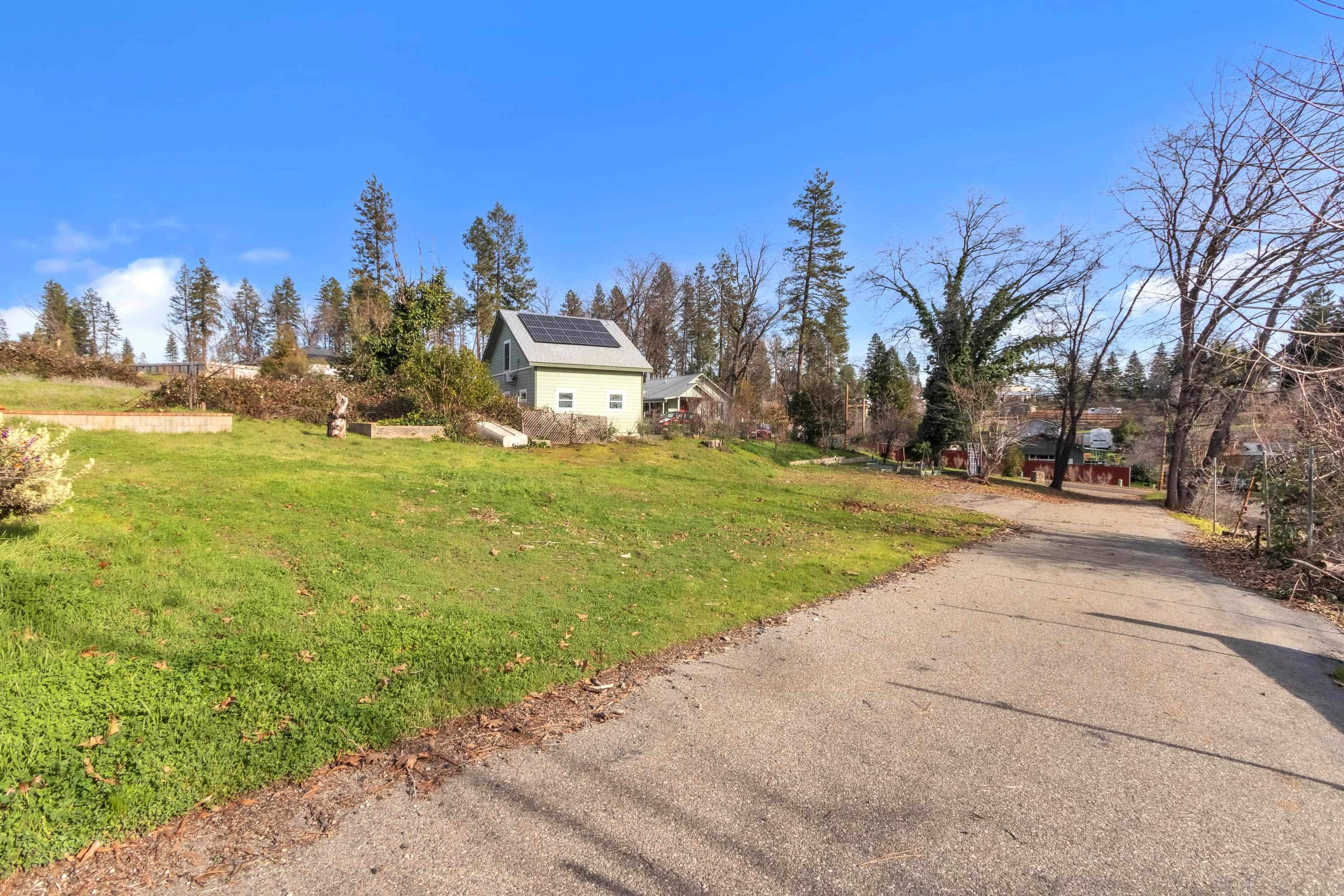 6251 Harvey Road Paradise, CA 95969 - Photo 41 of 48 a view of a town with palm trees and a houses
