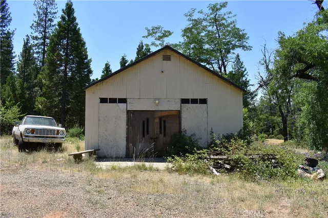 a backyard of a house with plants and trees