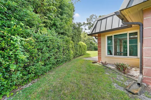 a view of a house with backyard