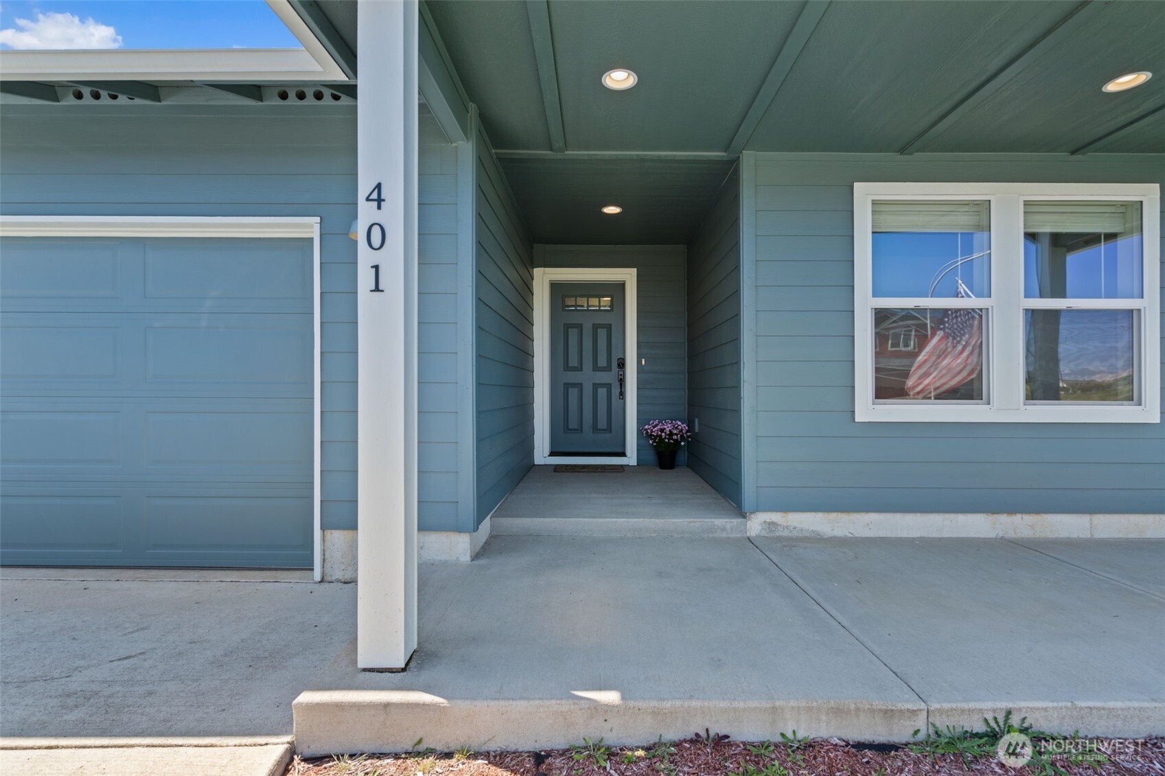 401 Cardinal Avenue Winlock, WA 98596 - Photo 2 of 39 a view of livingroom with hardwood floor and hallway